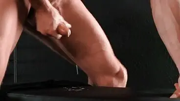 性感男同骑乘硬挺阳具并射精