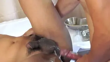 纤瘦亚洲人经口交检查后遭医生无套肏干