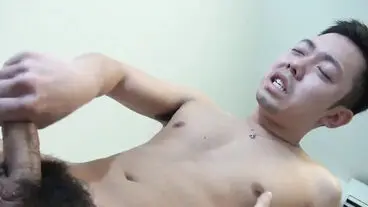 遭猥亵的亚洲男同少年