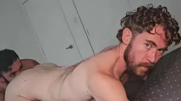 饥渴的博·贝利无套肏进哈利姆·沃尔夫的毛茸屁股