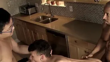 亚洲壮汉在跨种族三人行中猛干亚洲小鲜肉