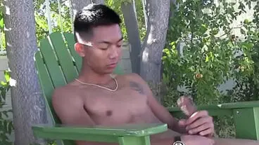 肌肉男同性恋亚裔运动员泳池独奏自慰