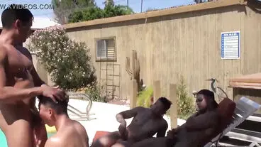 健美亚洲少年在变态户外四人行中遭肛交