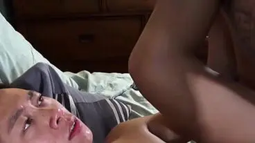 亚洲少年被纹身壮汉粗暴拍打屁股同时内射