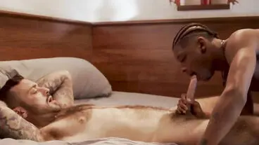 火辣受泰·桑塔纳痴迷骑乘德鲁·瓦伦蒂诺的硬挺肉棒