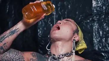 亚洲人川崎良志饮用自己的尿液